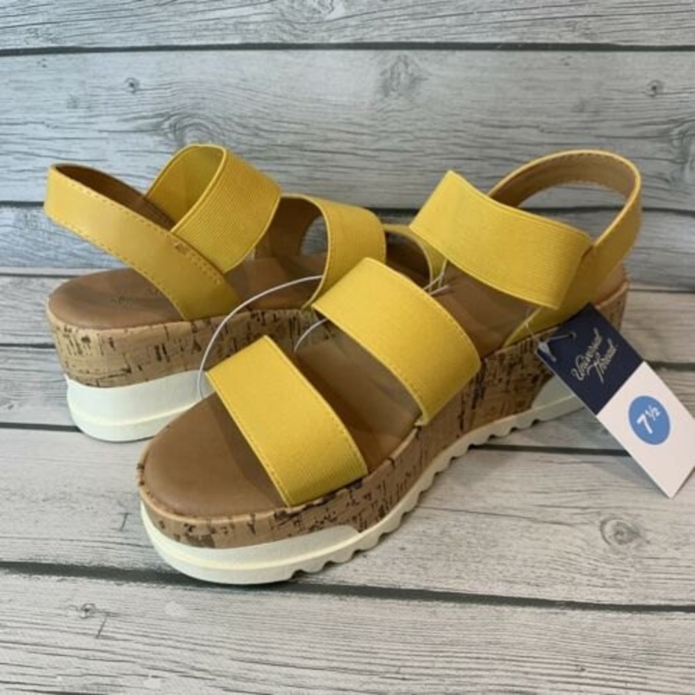 Universal Thread Sandals Bennie Heels Size 7 1/2 Yellow Platform Contoured NWT